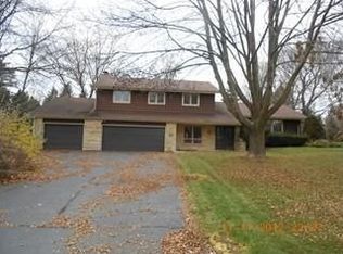 7690 Overlook Dr, Greendale, WI 53129