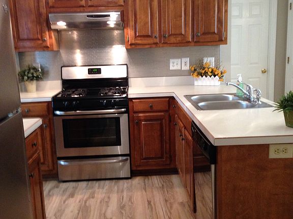 2nd image of 2912 Lancaster Ct
