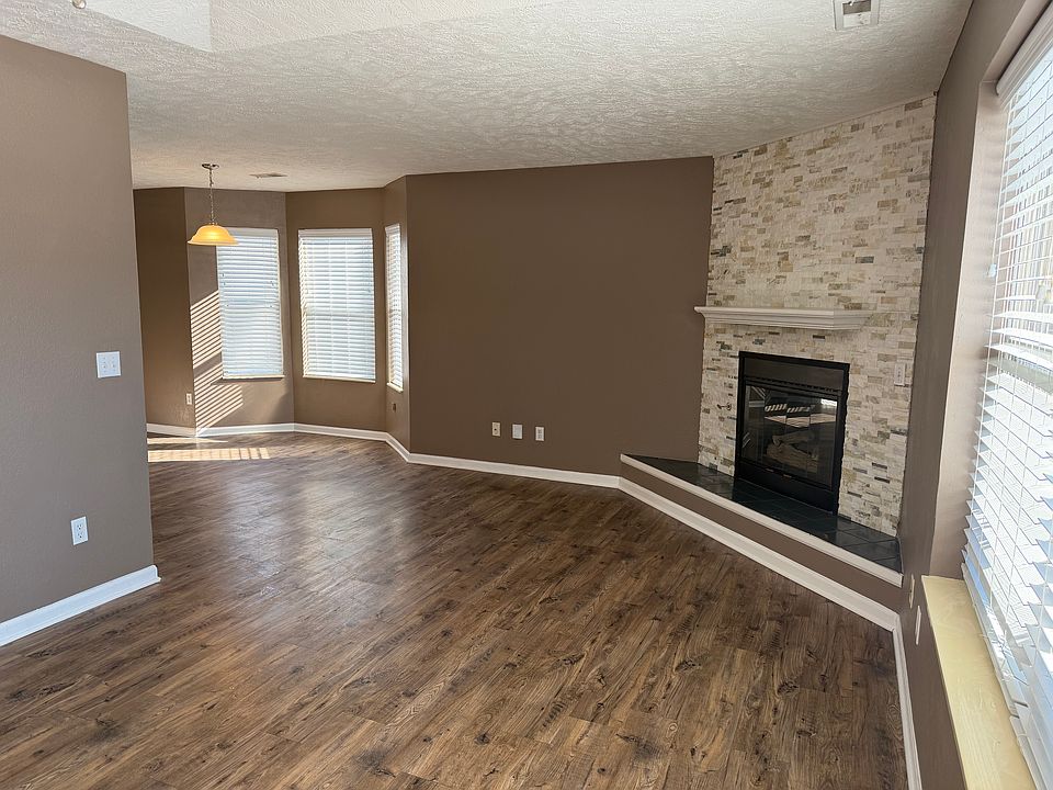 1st image of 121 E Peachtree Dr