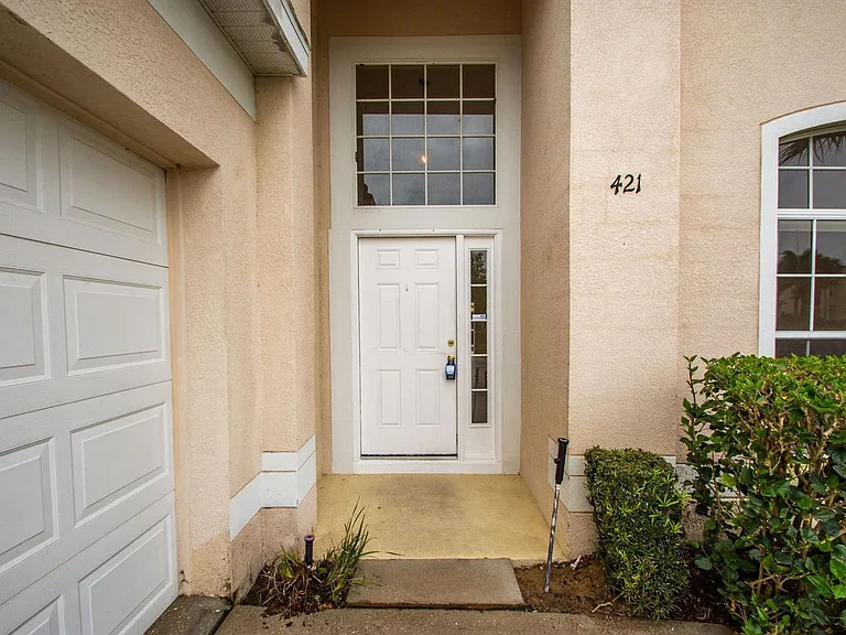 421 Lockbreeze Dr — Photo 2