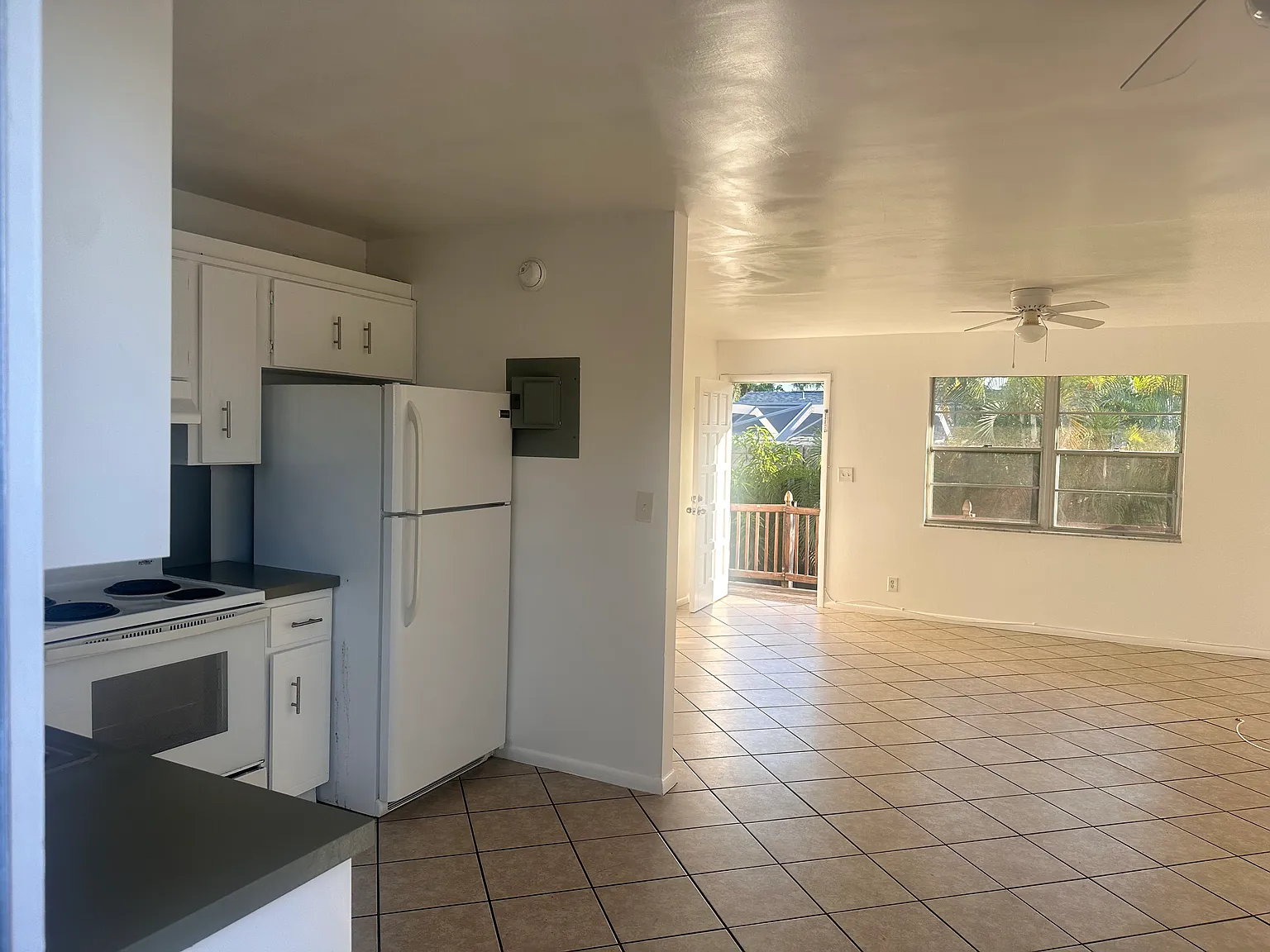 1818 NE Dixie Hwy — Photo 2