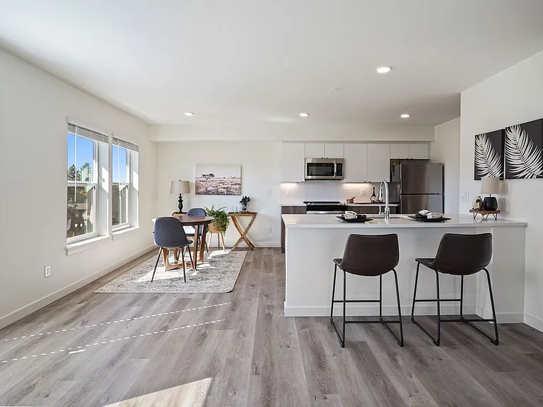 Edgewater Apartments — Photo 14