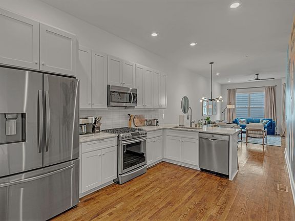 2nd image of 2001 Convent Pl APT 7