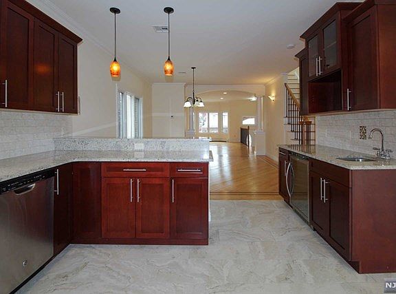 5th image of 441 Washington Ave #441