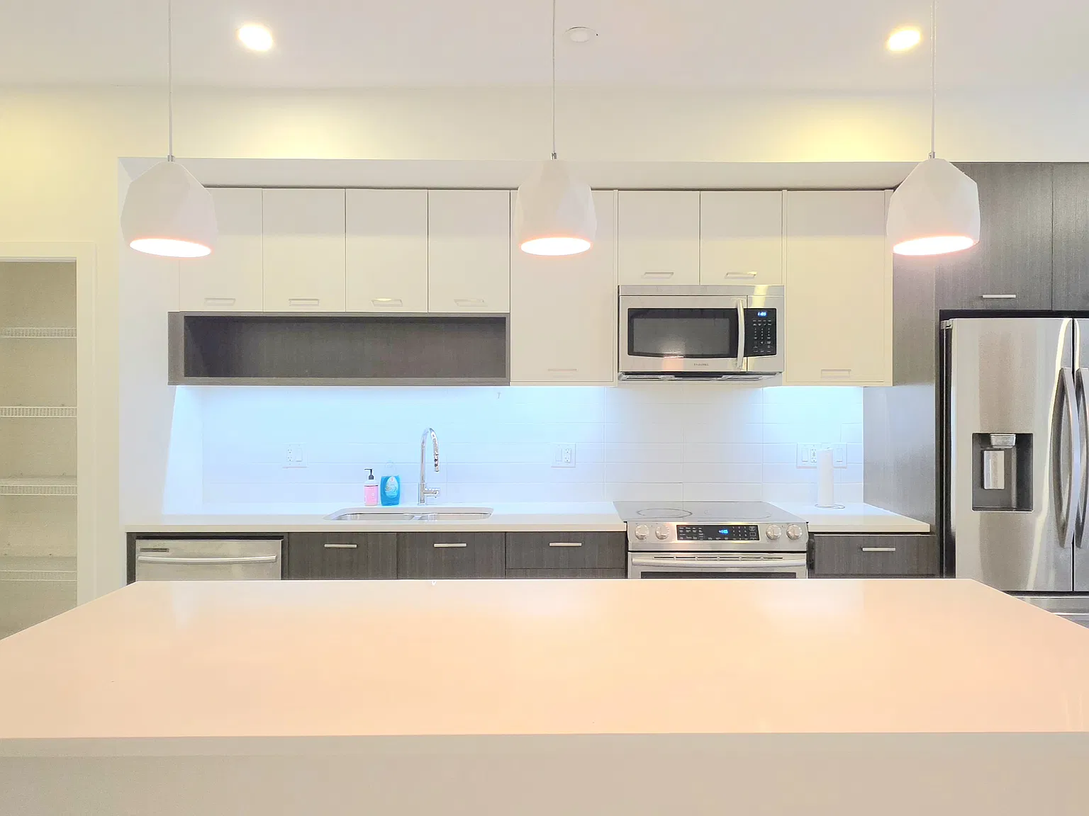 2 bed, 2.5 bath, 1200 sqft, $2,550 — Photo 2