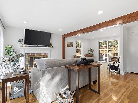 5th image of 10 Great Pines Ave