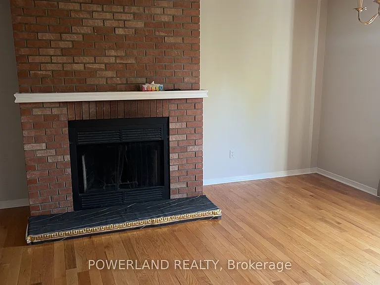 2441 Strathmore Cres — Photo 10