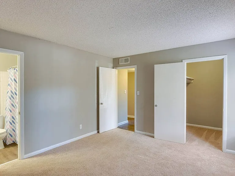 River Crossing Apartments — Photo 3