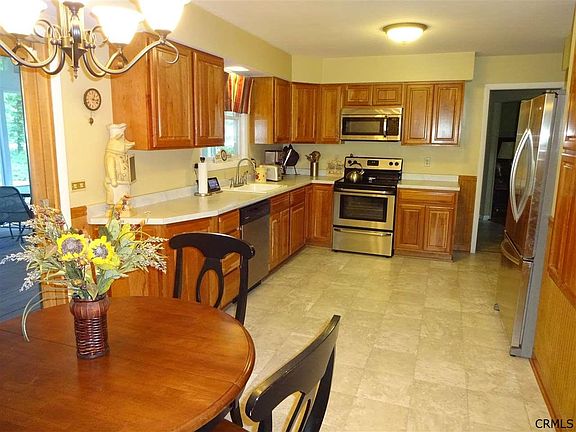 Large Eat-in Kitchen
