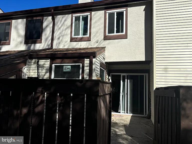 2404 Bayberry Ct — Photo 2