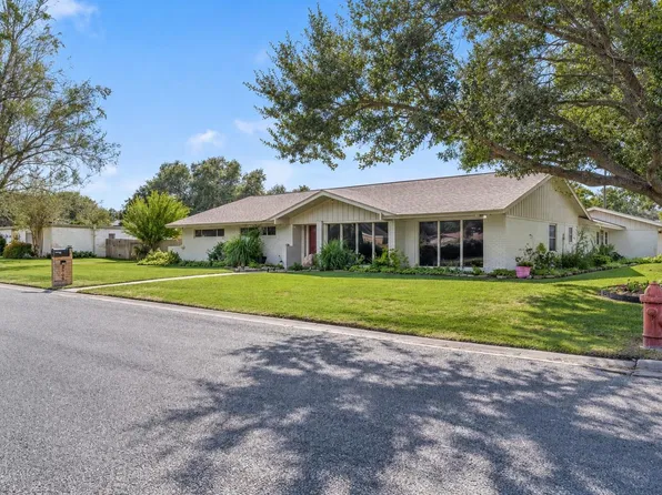 2509 Hutchins Ln, El Campo, TX 77437