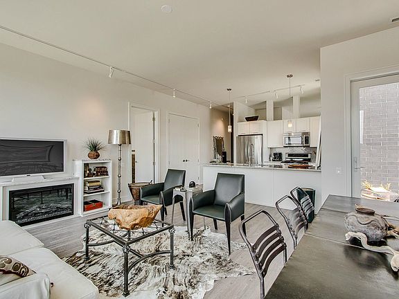 4th image of 4421 N Clark St #301