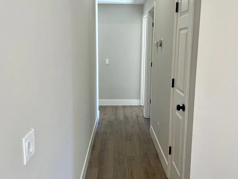 Hallway to bedrooms & bathroom