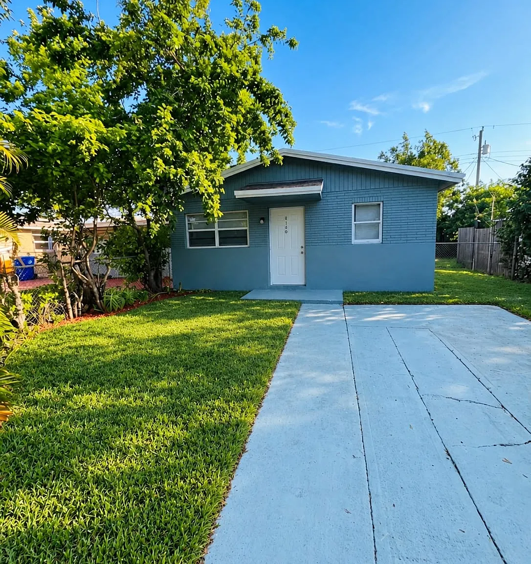 3 bed, 912 sqft, $2,400 — Photo 1