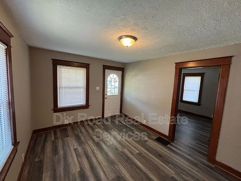 963 N E St — Photo 6