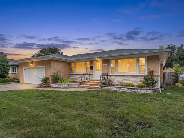 5018 Dobson St, Skokie, IL 60077