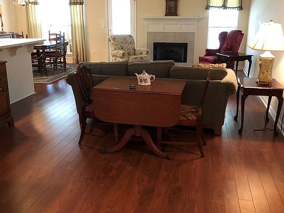 3rd image of 714 Bradford Ln