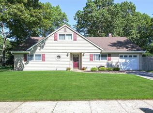 9 Ballad Cir, Holbrook, NY 11741