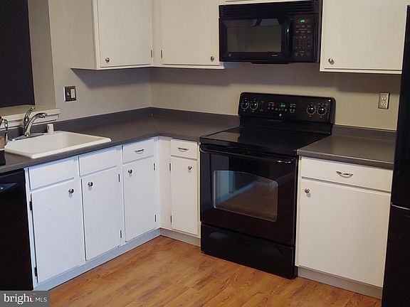 3rd image of 555 Melissa Ct