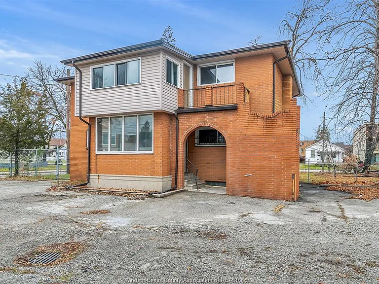 509 Aylmer Ave #MAIN — Photo 2