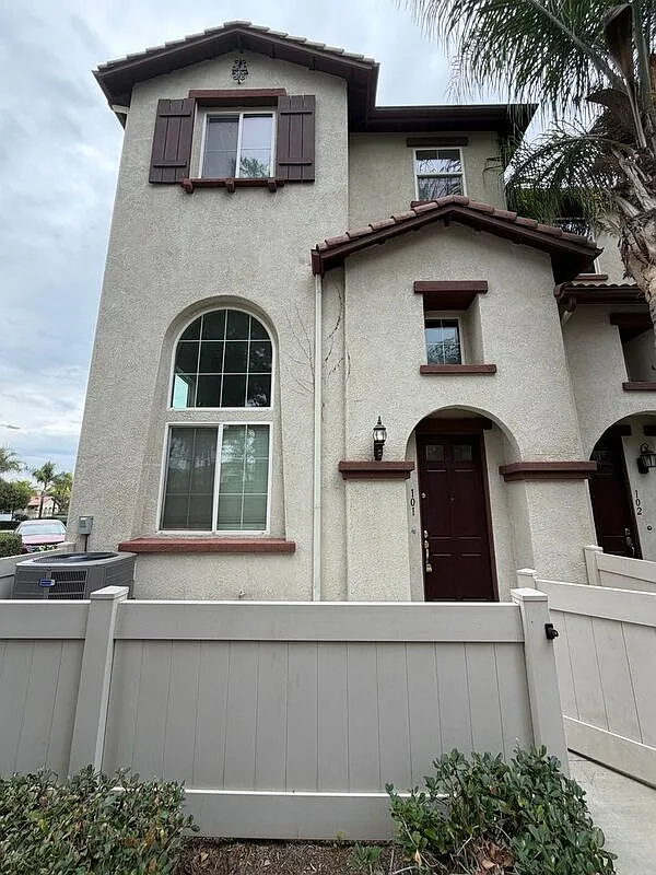 3 bed, 2.0 bath, 1976 sqft, $2,875 — Photo 1