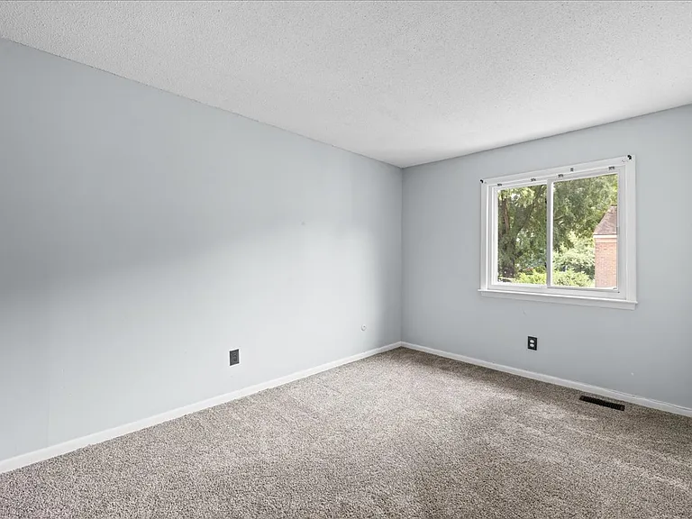 5021 Clairmont Ct — Photo 4