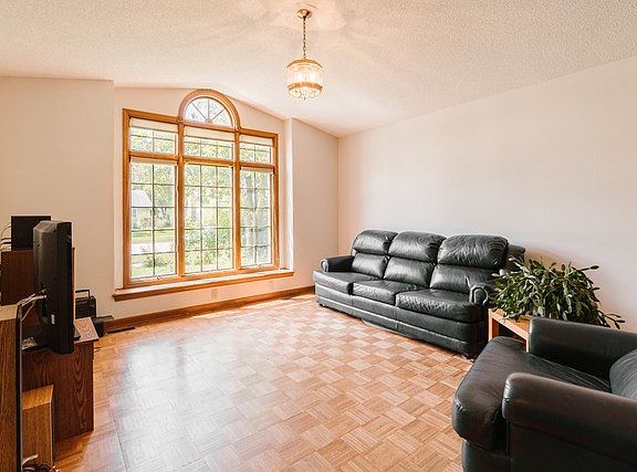 2nd image of 421 Karen Ave