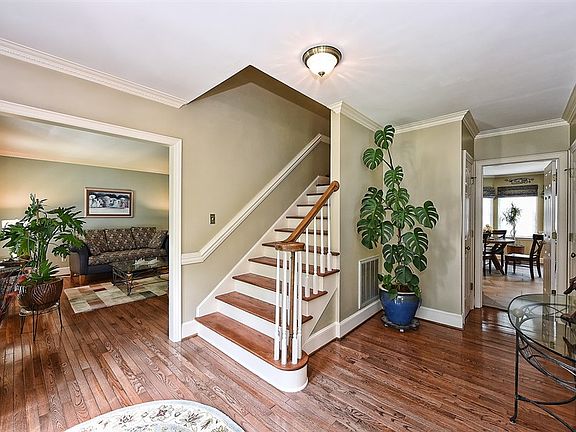 3rd image of 4135 Windwood Cres