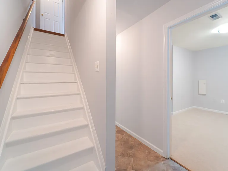 413 Lakeview Ct — Photo 21