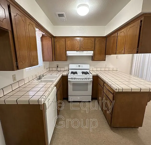 1577 E Cross Ave — Photo 6
