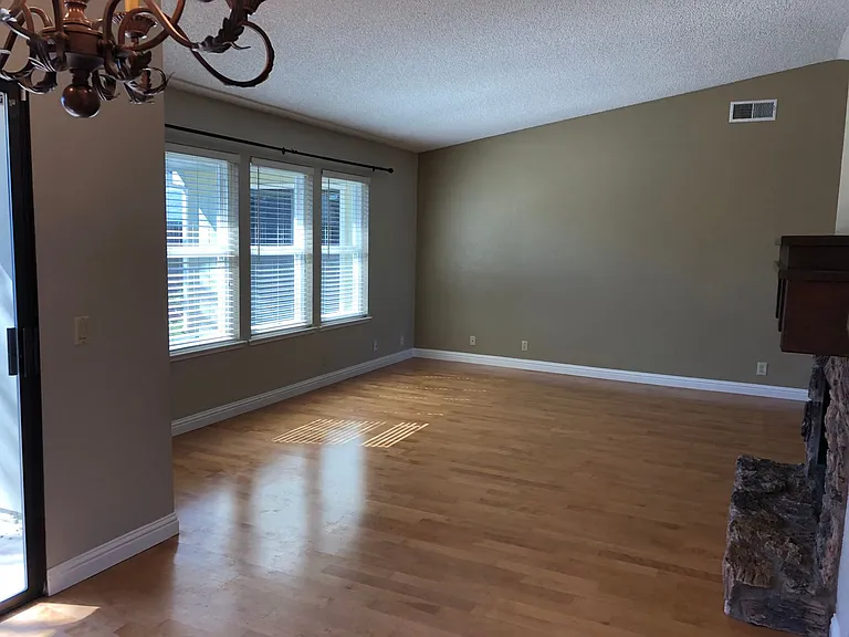 1409 Elm St — Photo 3