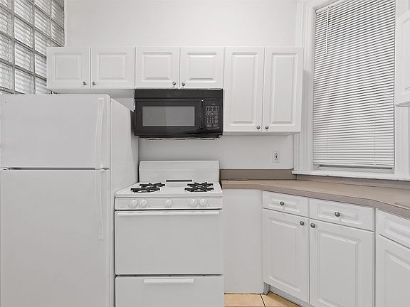 2nd image of 410 Washington St APT 5