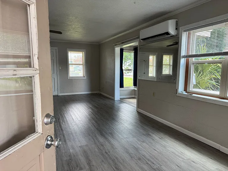 304 N Rockingham Ave — Photo 2