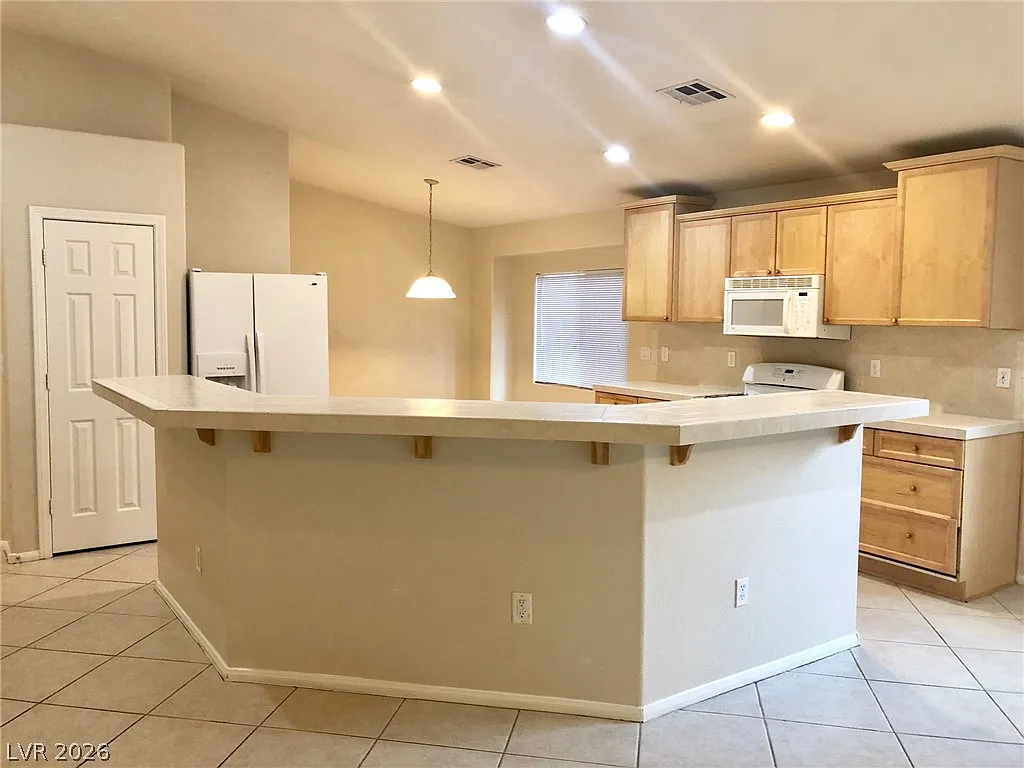 3 bed, 2.0 bath, 1898 sqft, $2,500 — Photo 4
