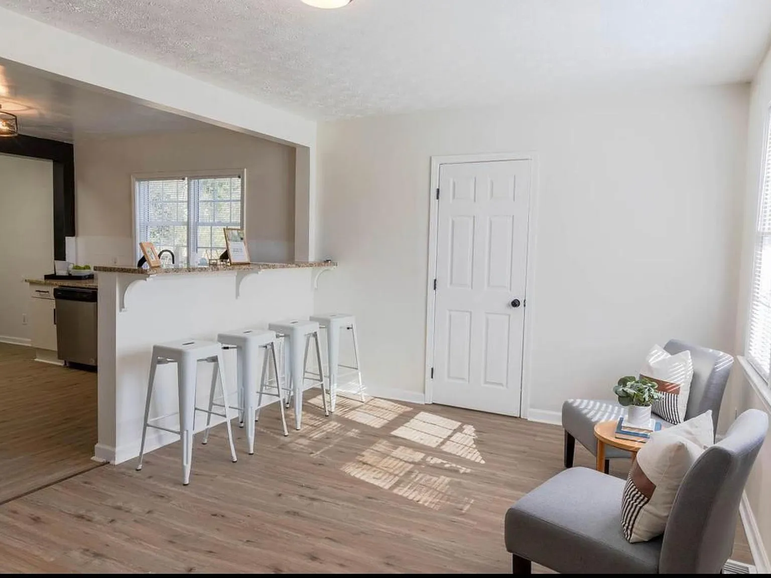 1372 Smith St — Photo 4