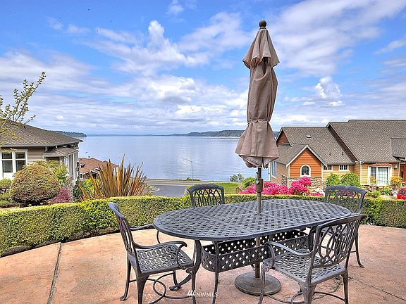 A signature waterview estate offering luxurious living style with exquisite design and magnificent commanding panoramic view of Puget Sound, chambers golf course (US Open 2015), Olympic mountains, Narrows Bridge, Sunnyside Beach, islands and fourth of July fireworks. This is the home that you have been waiting for. It has something for everyone.>