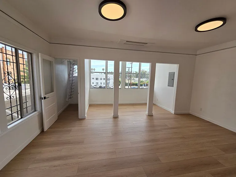 1610 W Sunset Blvd — Photo 2
