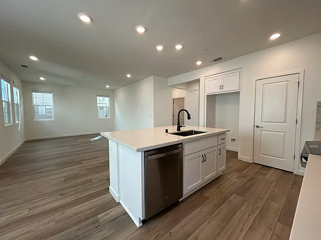 Beautiful New 4 Bedroom Home in Folsom Ranch — Photo 4