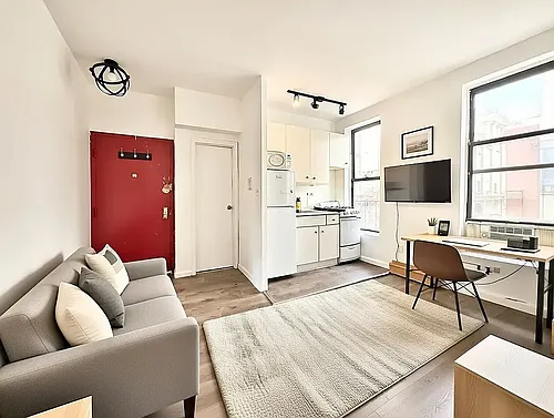 370 W 52nd St Photo 1
