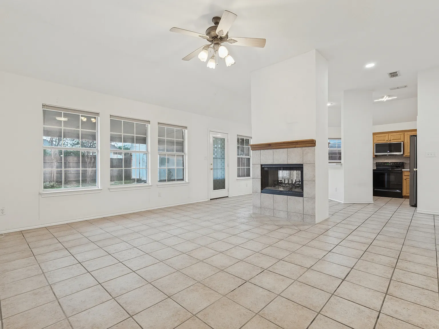 3 bed, 1464 sqft, $2,395 — Photo 2