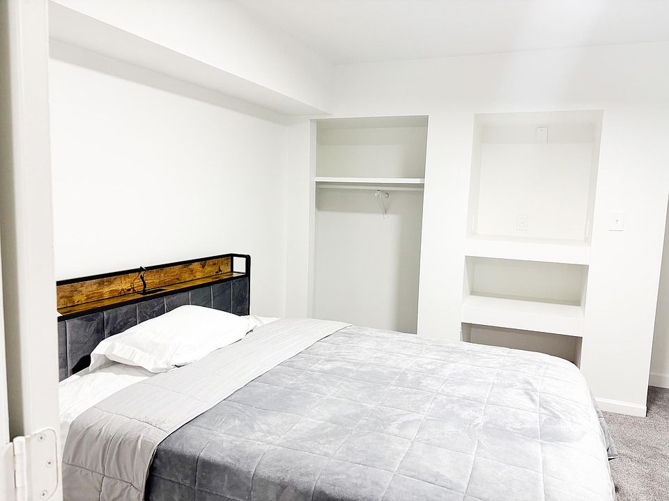 Room 7 with a closet