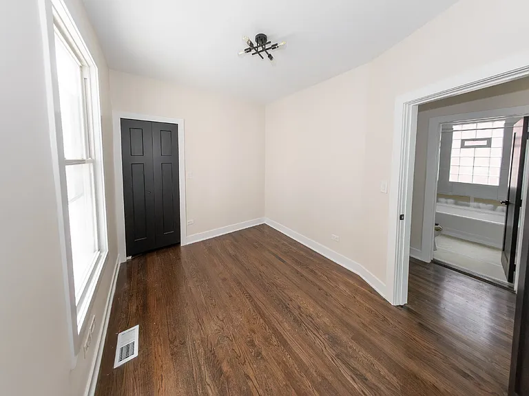 3233 W Berteau Ave — Photo 7