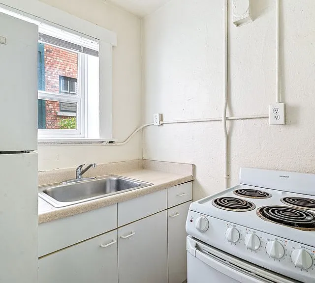 Queen Anne Court — Photo 46