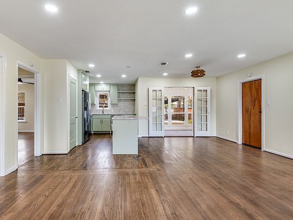 5th image of 4237 Skillman St