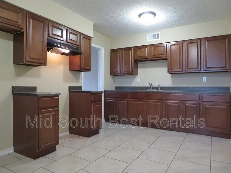 3688 Shoreham Dr — Photo 7