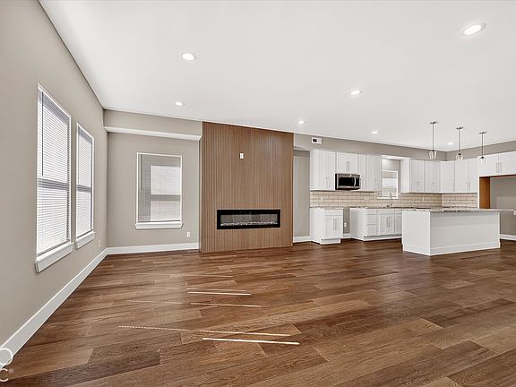 4th image of 3550 E New York St
