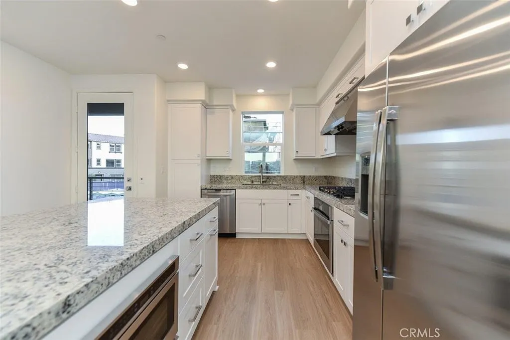 3 bed, 3.5 bath, 1703 sqft, $4,350 — Photo 4
