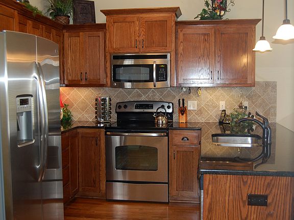 Inviting kitchen w/granite