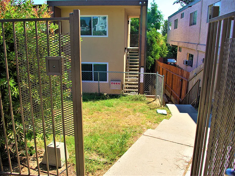 2633 Highland Ave #5 — Photo 28
