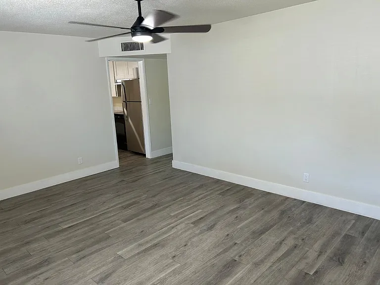 726 E 3rd Ave — Photo 9